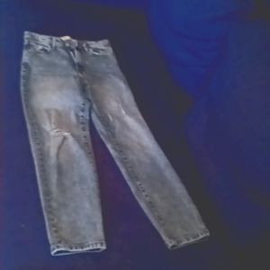 A Stradivarius jeans with minimal rip
